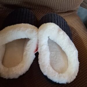Ning Black Slippers with Soft White Fuzzy Interior..new